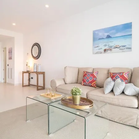 Stunning In With 3 Bedrooms, Wifi And Swimming Pool شقة إِستيبونا
