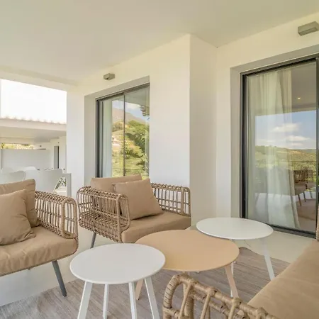 Stunning In With 3 Bedrooms, Wifi And Swimming Pool * إِستيبونا