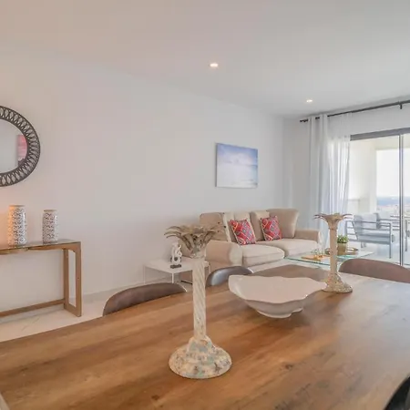 Stunning In With 3 Bedrooms, Wifi And Swimming Pool إِستيبونا