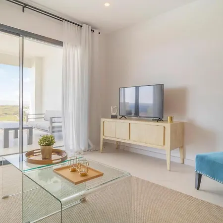 Stunning In With 3 Bedrooms, Wifi And Swimming Pool شقة إِستيبونا