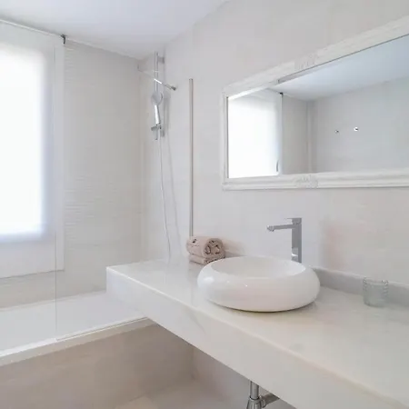 Stunning In With 3 Bedrooms, Wifi And Swimming Pool شقة *